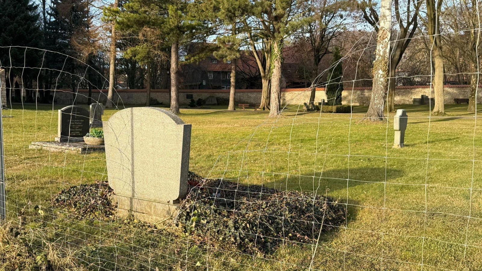 Getr-bte-Weihnachtsmarktstimmung-im-Eichsfeld-Unbekannte-legen-Baumbeleuchtung-lahm
