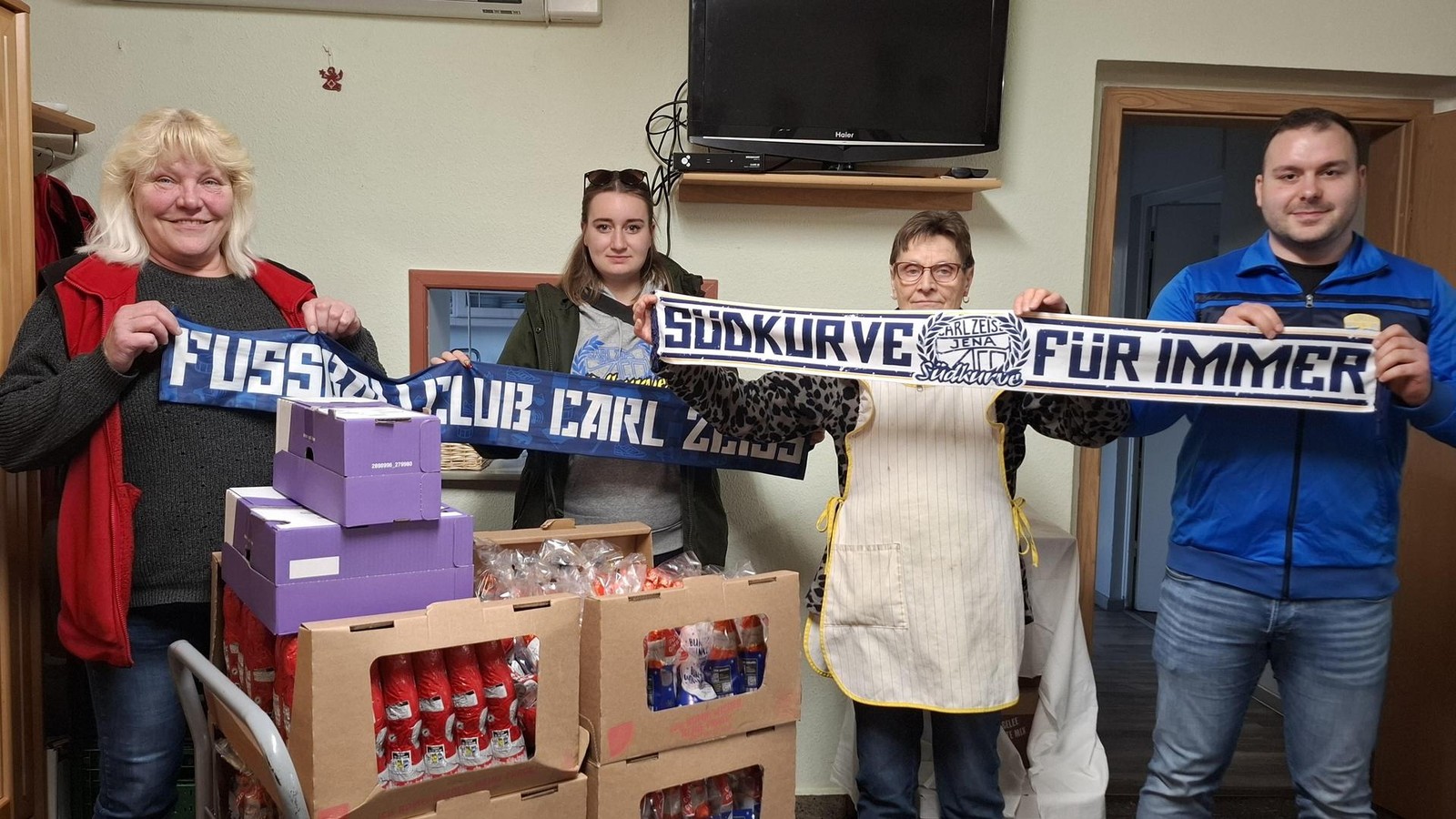 Einbrecher-stehlen-Weihnachtsgeschenke-f-r-Kinder-und-Jena-Fans-bringen-Schokolade