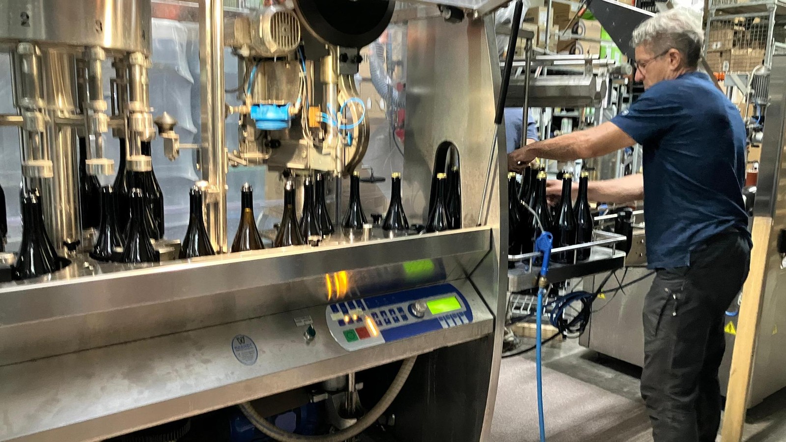 Spritziger-Tropfen-aus-Bad-Sulza-So-l-uft-die-traditionelle-Flascheng-rung