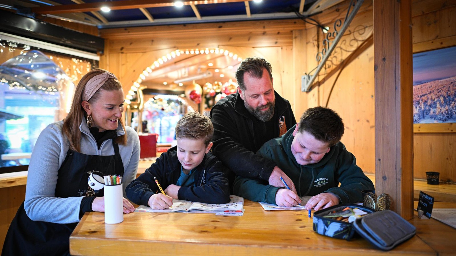 Schaustellerfamilie-aus-Dinslaken-Hausaufgaben-in-der-Gl-hweinpyramide