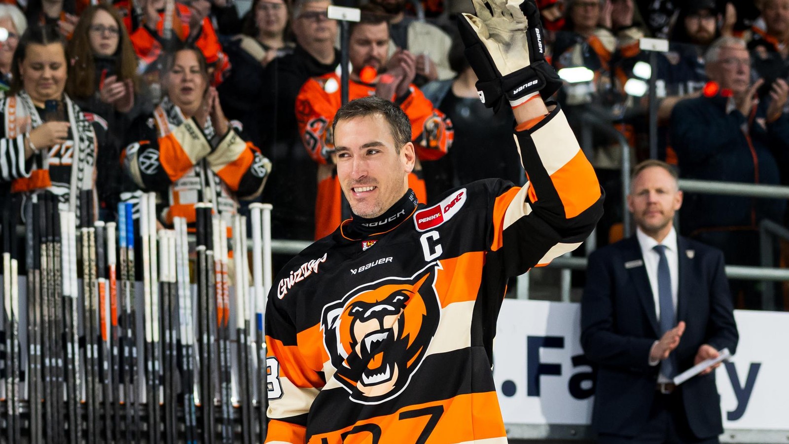 Wochen-der-Weichenstellung-Kapit-n-Spencer-Machacek-bleibt-bei-den-Grizzlys