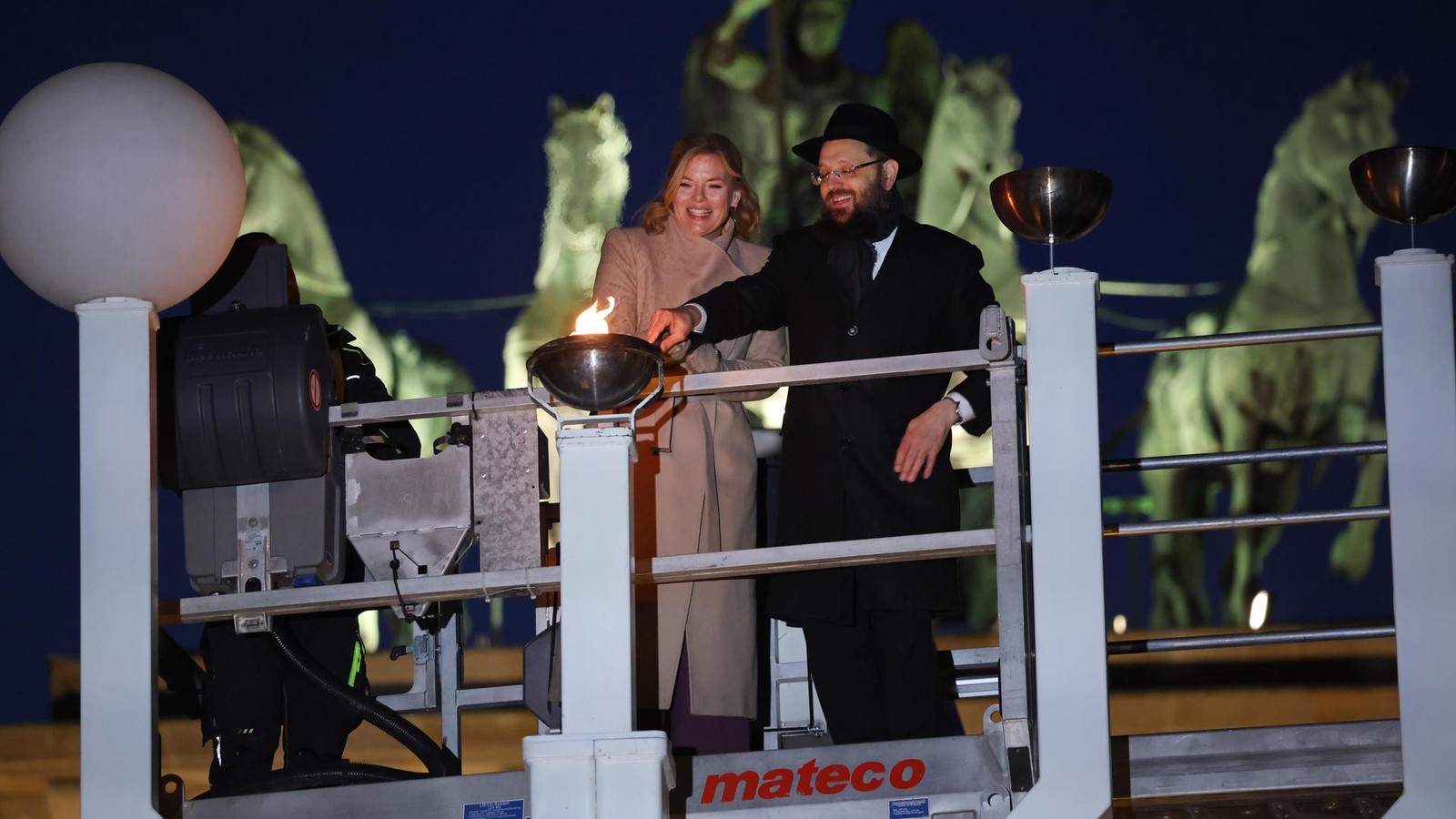 Nach-Terror-von-Sydney-Kl-ckner-entz-ndet-Licht-an-Chanukka-Leuchter