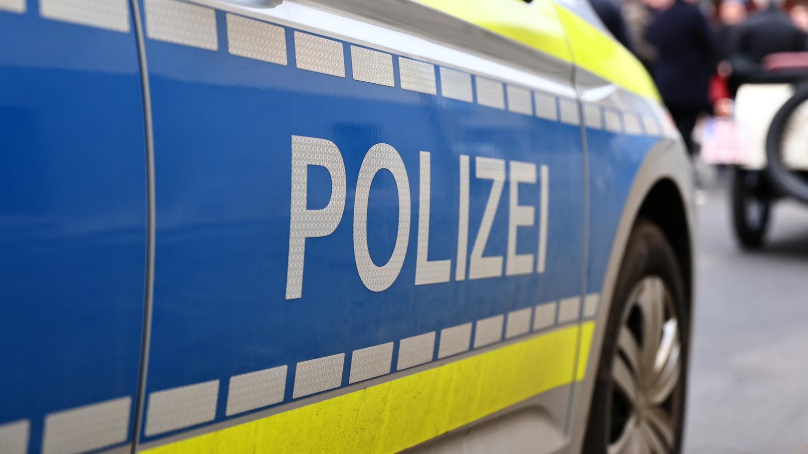 Raub-und-sexuelle-Bel-stigung-in-S-Bahn-Polizei-sucht-Jugendliche-mit-Fotos