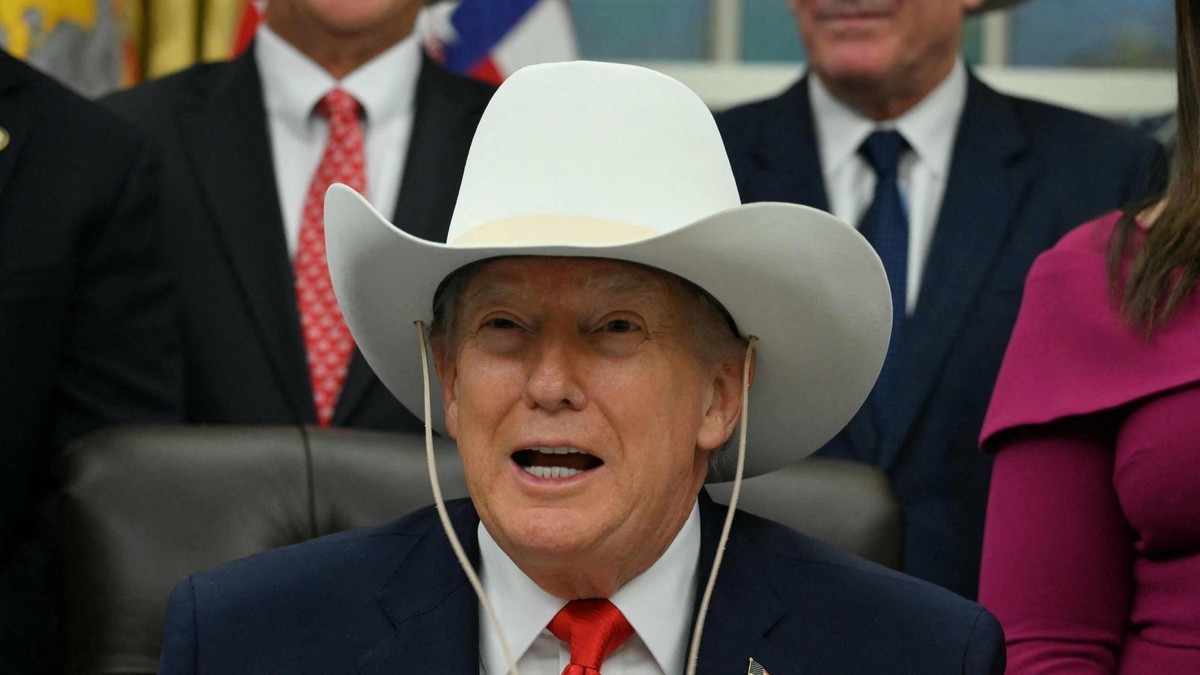 Trump trägt bei einem Termin im Oval Office einen Cowboy-Hut. 