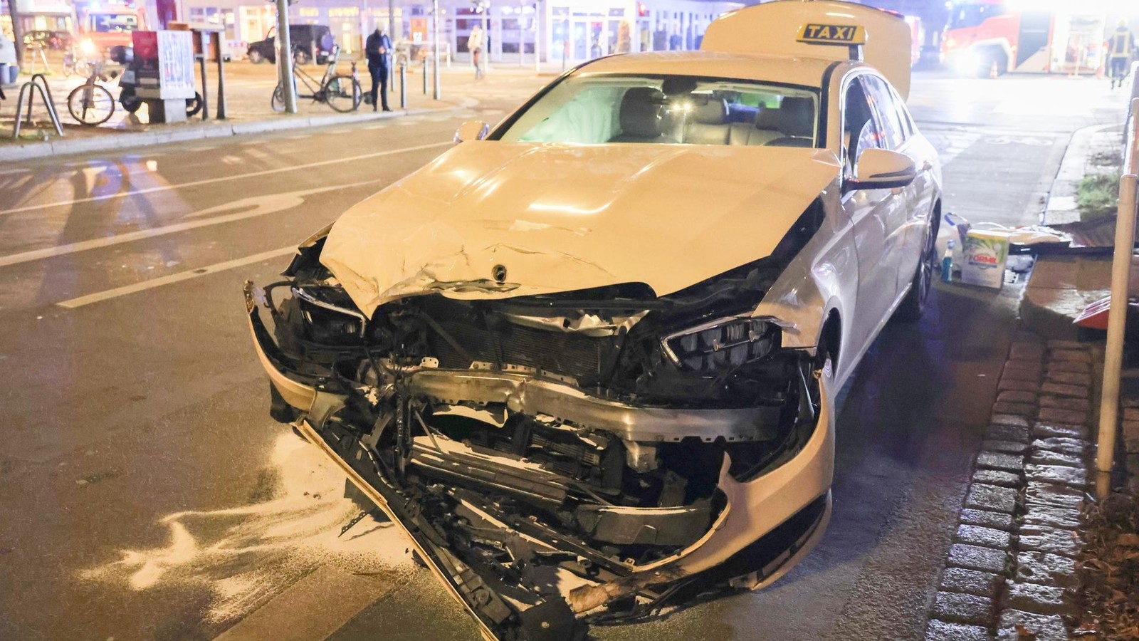 Mehrere-Verletzte-nach-Kreuzungscrash-in-Charlottenburg