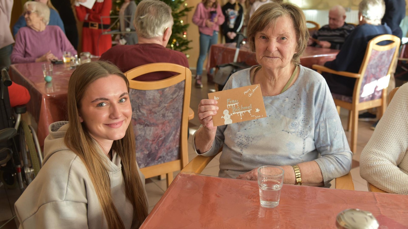 Weihnachtskarten-und-Gesang-So-herzlich-beschenken-Sch-ler-im-Saale-Holzland-Senioren