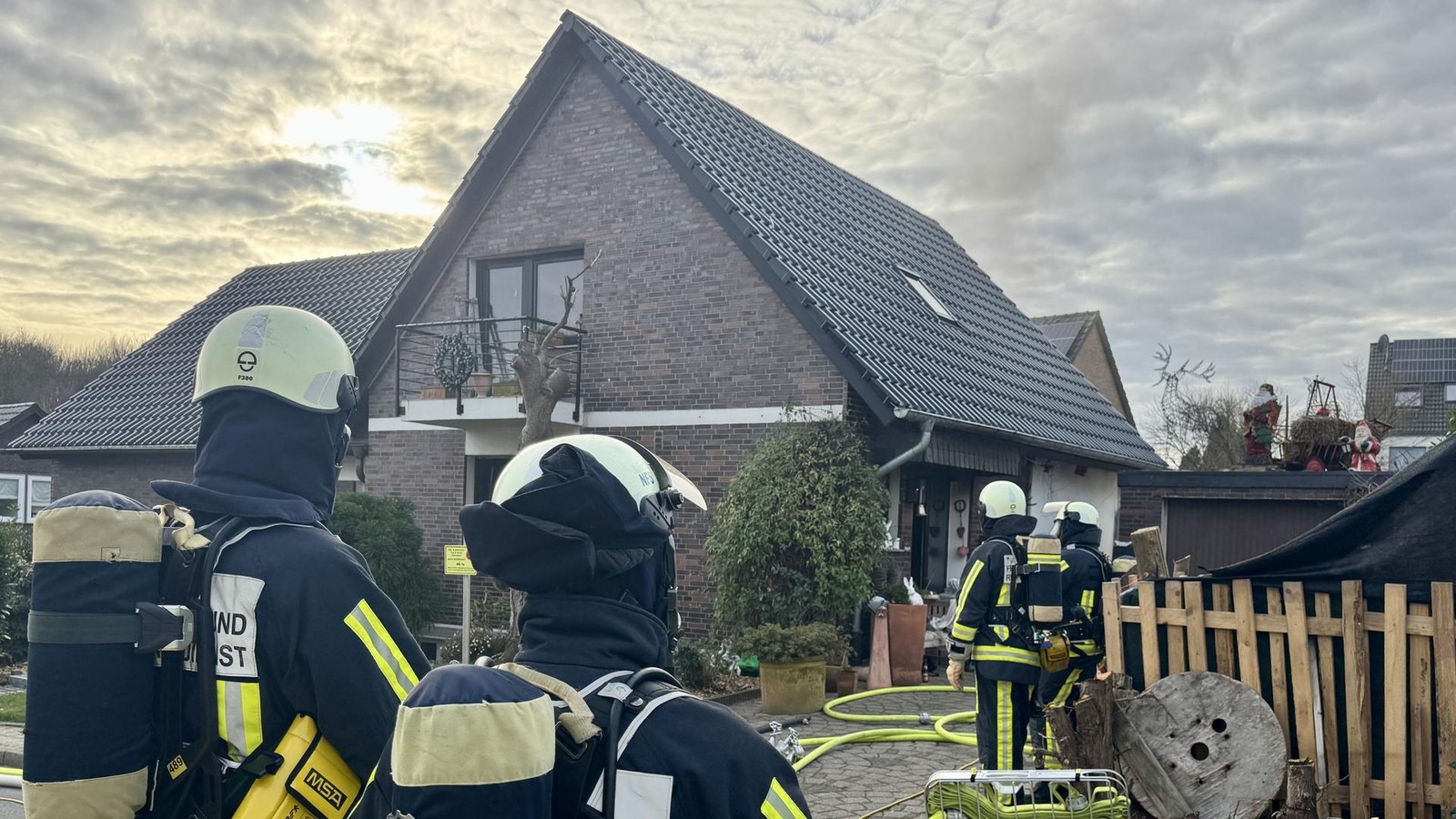 Nach-Zimmerbrand-in-Wattenscheid-Zwei-Hunde-tot-Haus-unbewohnbar
