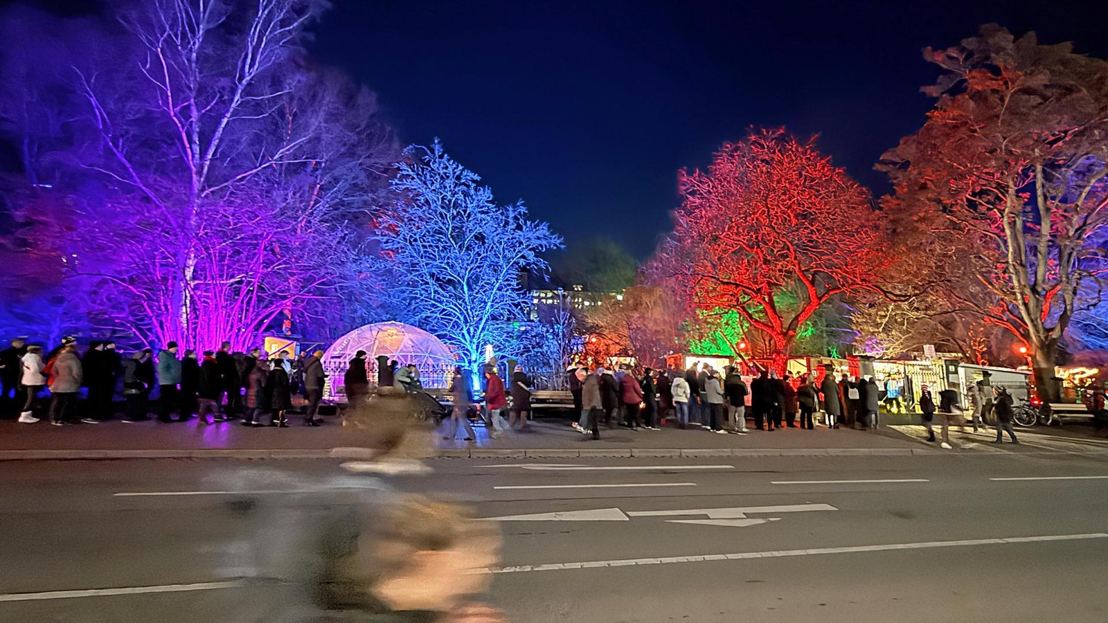 Nanu-Jetzt-t-glich-eine-lange-Schlange-vorm-Botanischen-Garten-in-Jena