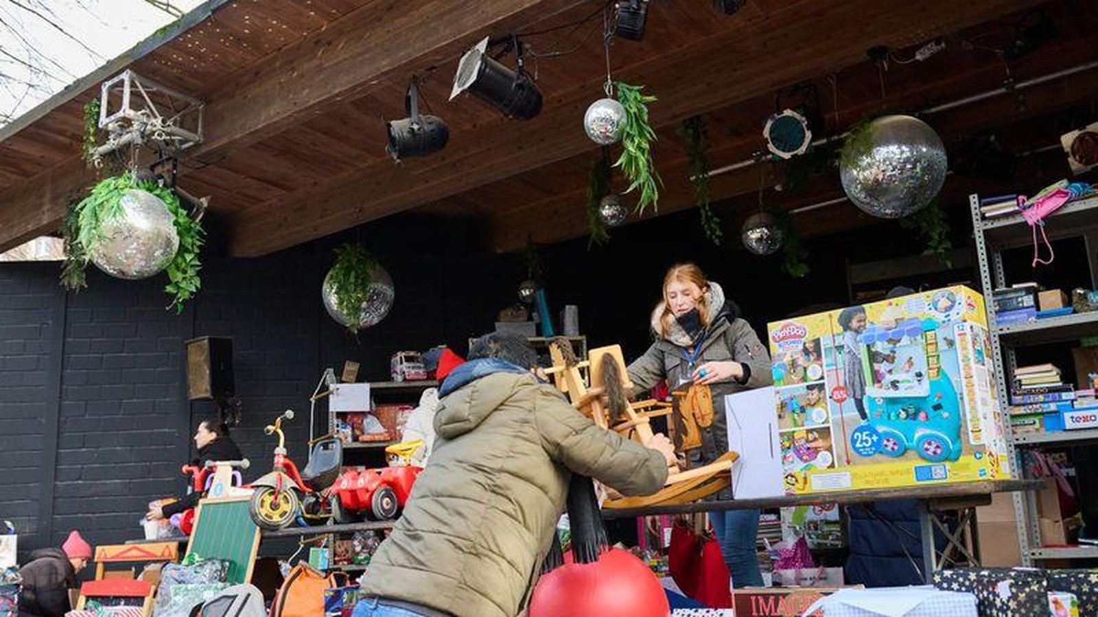 Weihnachten-im-Schr-dingers-Die-wundervolle-Aktion-Liebe-in-Schleifen-