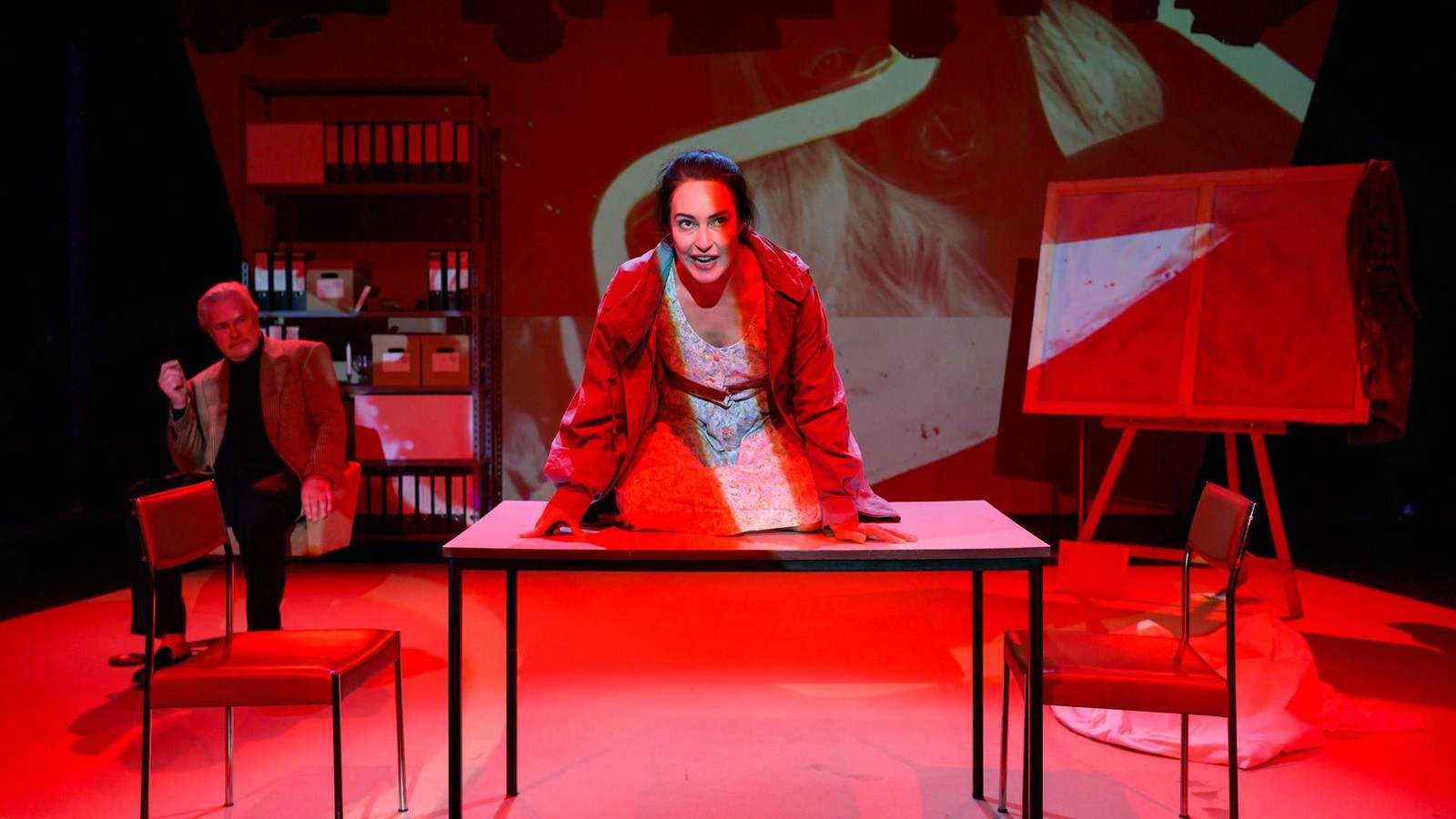 Leidvolle-Liebe-zweier-DDR-Generationen-Nationaltheater-Weimar-zeigt-Kairos-mit-Video-