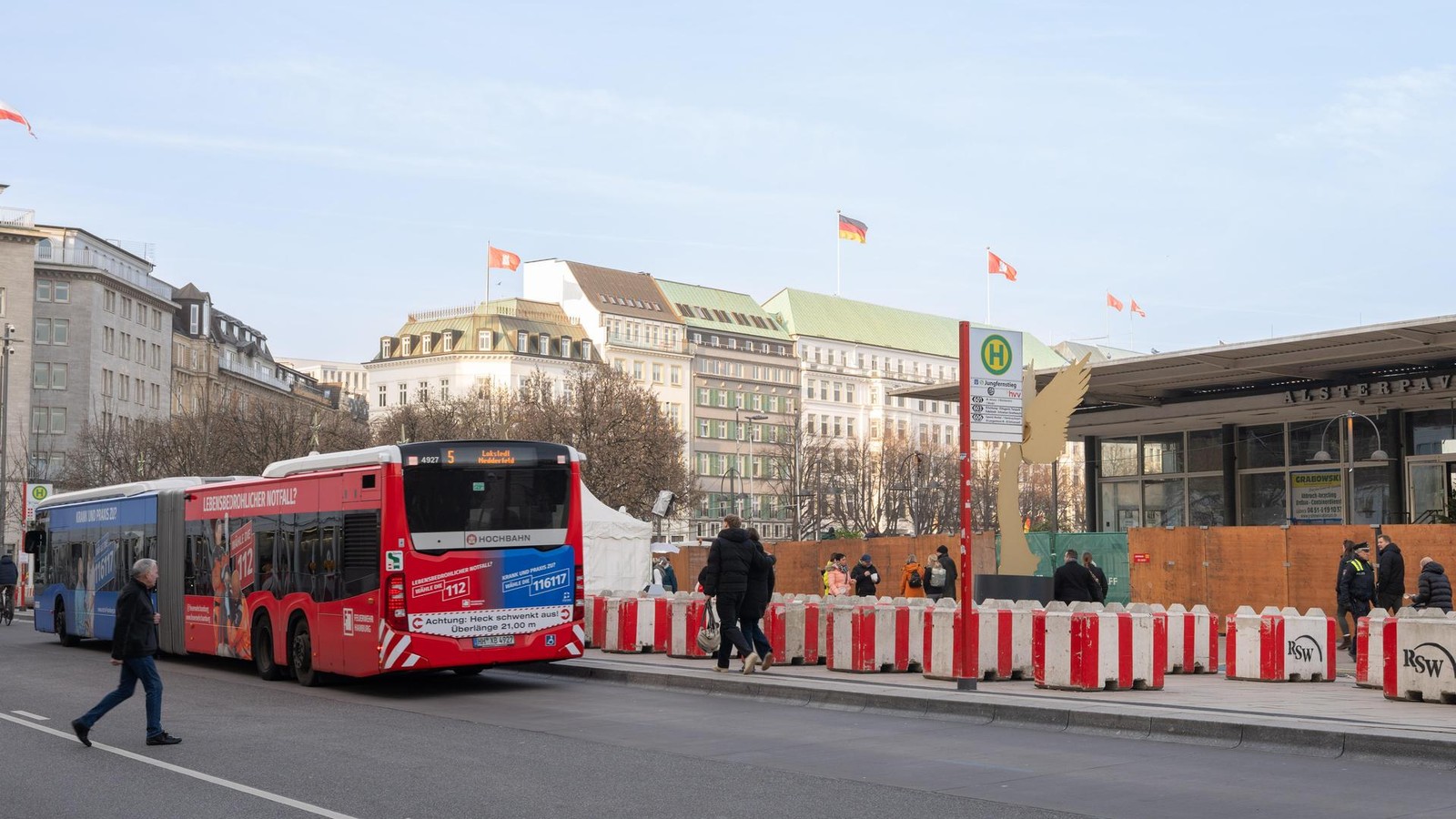 Jungfernstieg-Haltestellen-Verlegung-rgert-Fahrg-ste-Schildb-rgerstreich-
