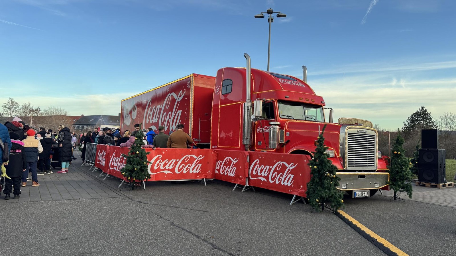 Lange-Schlange-bei-Cola-Truck-in-Erfurt-mit-Video-