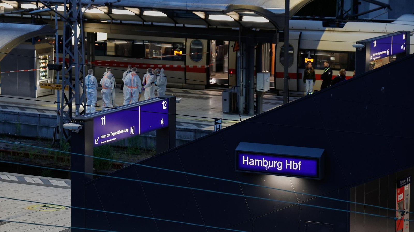 Krisenintervention-nach-Messerattacke-an-Gleis-13-14-Menschen-im-Schockzustand