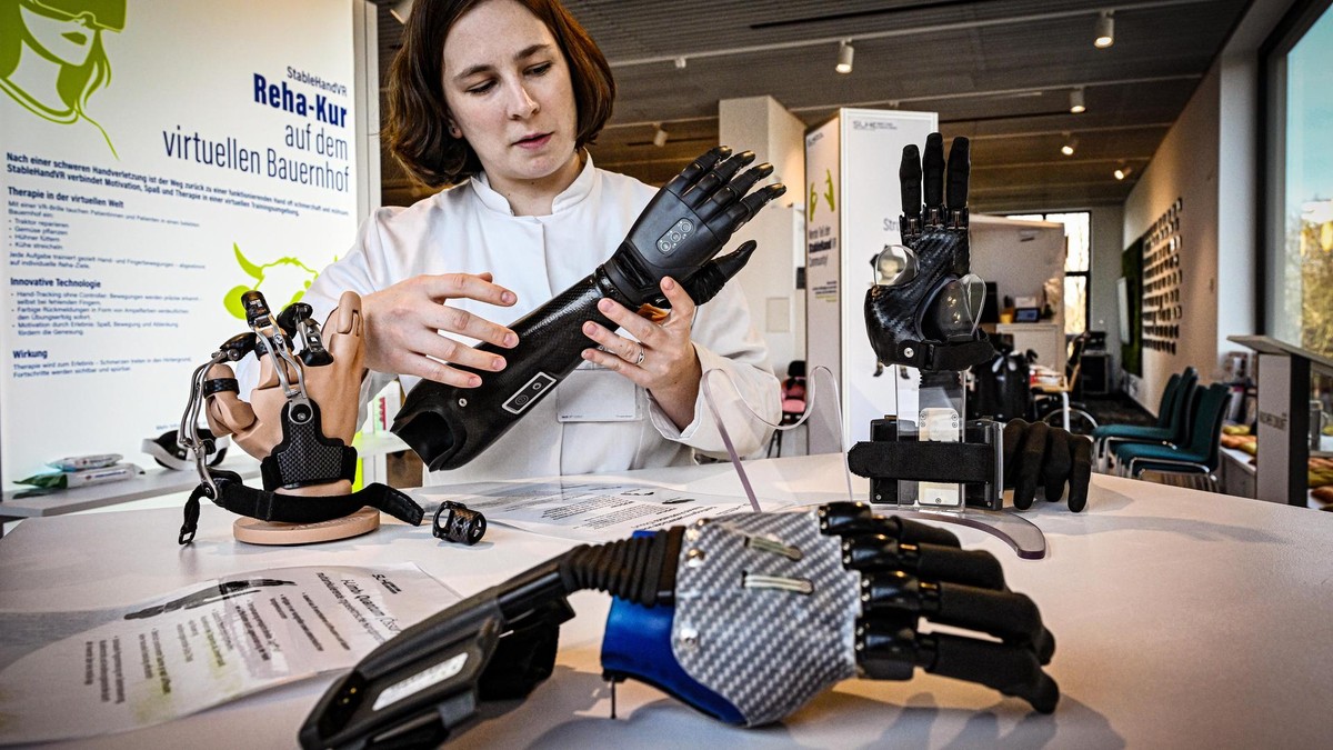 Eine Mitarbeiterin des Unfallkrankenhauses Berlin präsentiert eine Handprothese.
Böllern an Silvester: Was Kinder und Eltern wissen müssen
