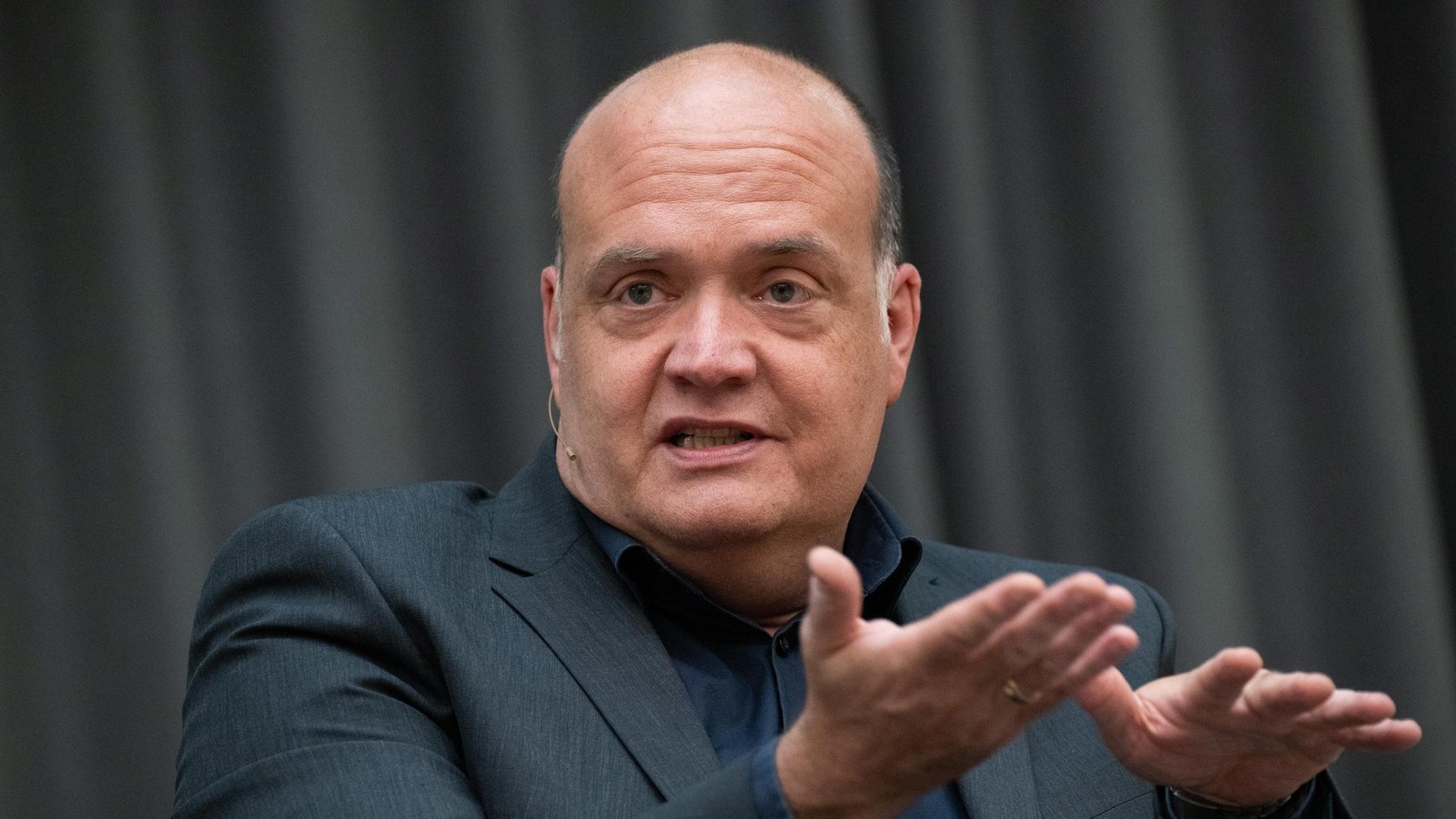 Robin-Alexander-entscheidet-sich-f-r-Machtwechsel-und-verl-sst-Welt-