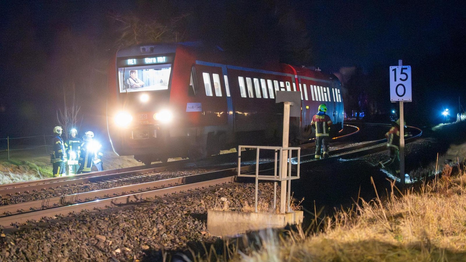 Person-vermeintlich-von-Zug-erfasst-Gro-einsatz-am-Bahnhof-Gro-schwabhausen