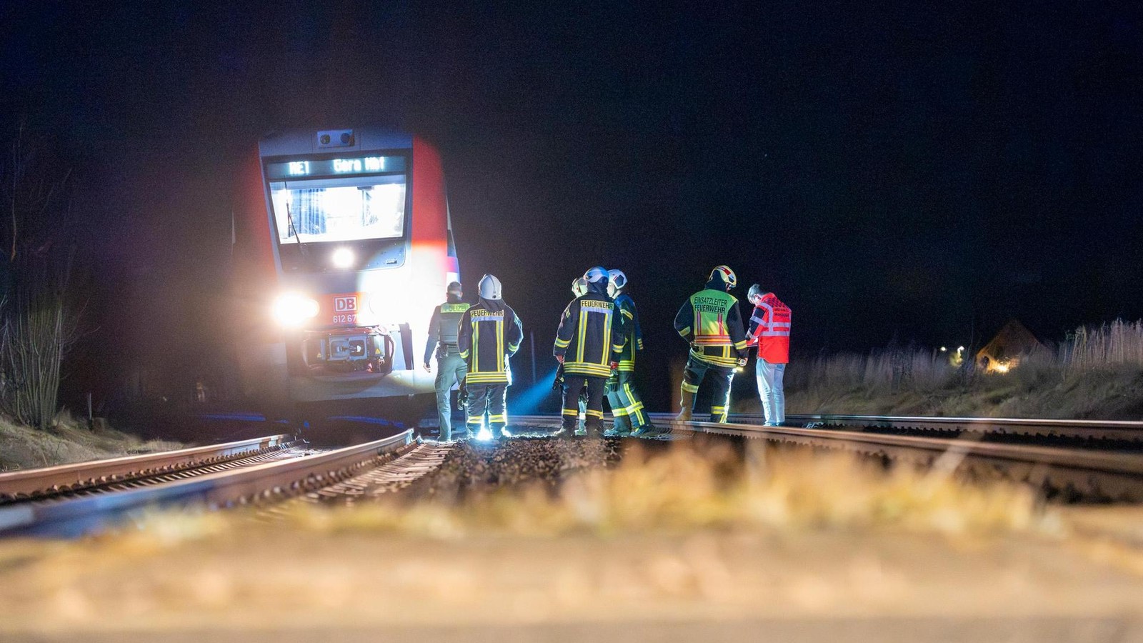 Unbekannte-Person-im-Gleis-Regionalexpress-leitet-Notbremsung-bei-Gro-schwabhausen-ein