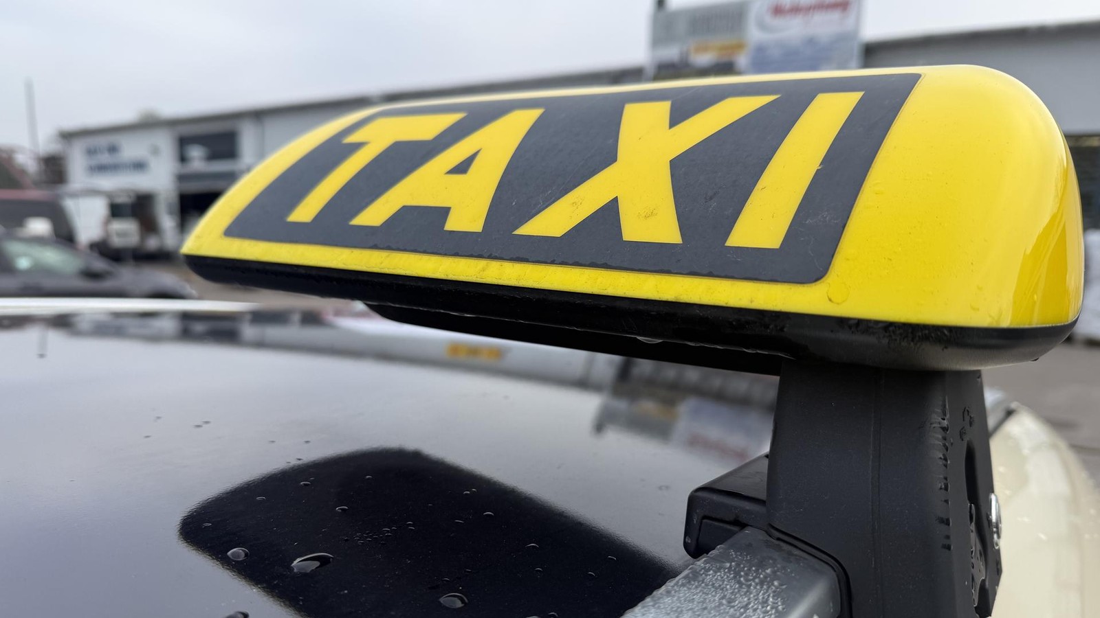 Taxifahrer-geprellt-23-J-hriger-l-sst-sich-durch-Landkreis-Greiz-kutschieren