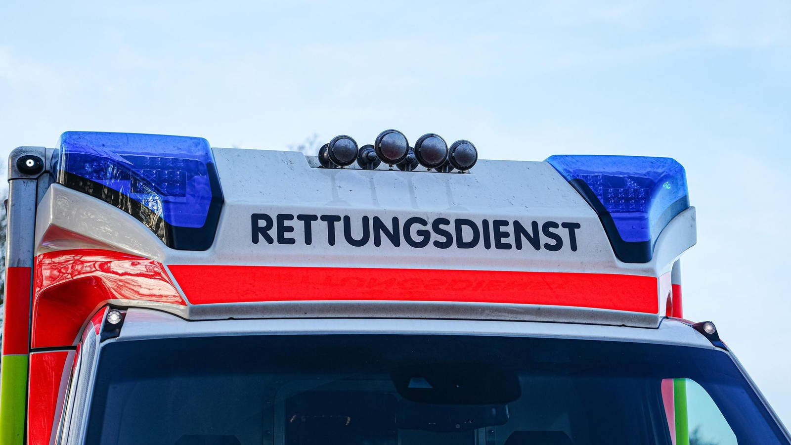 Verkehrsunfall-auf-Kreisstra-e-4-Mercedes-Fahrerin-und-vier-kleine-Kinder-leicht-verletzt