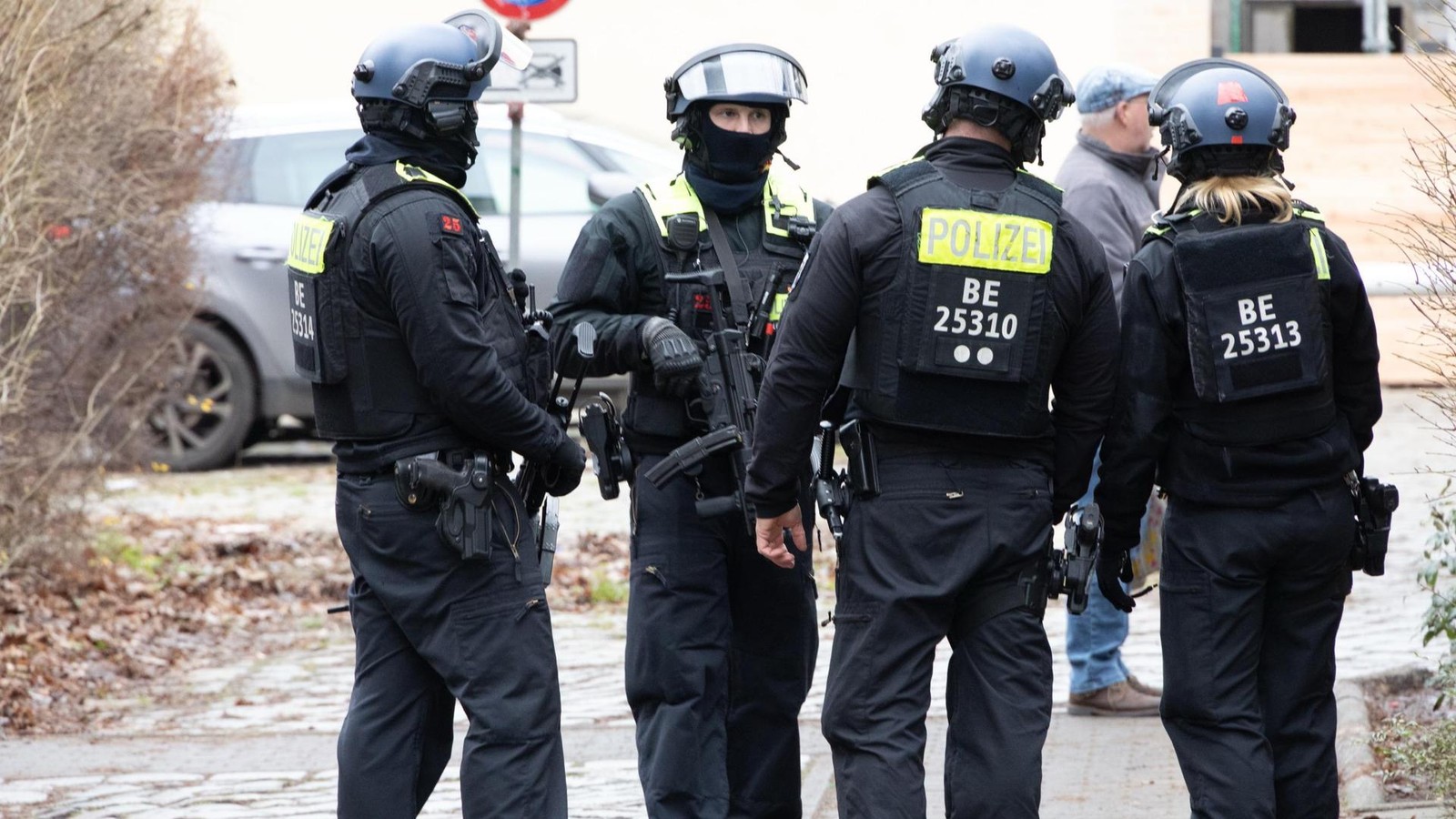 Bewaffneter-Raub-berfall-auf-Geldboten-Person-mit-Schreckschusswaffe-verletzt