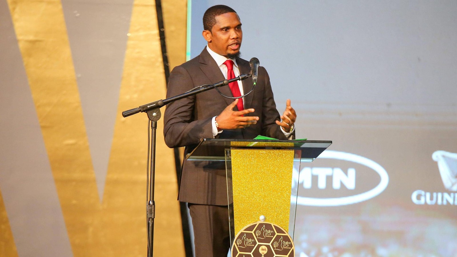 Kamerun-vor-Afrika-Cup-Trainer-Chaos-zwei-Kader-Anschuldigungen-gegen-Eto-o