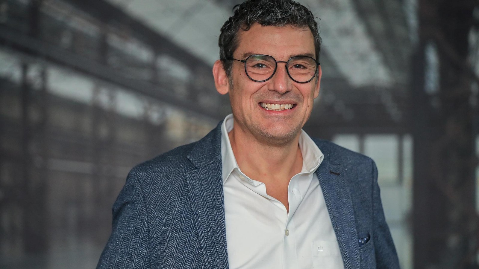 Beliebtes-Baumaterial-Anerkannter-Experte-betreibt-Firma-in-Oberhausen