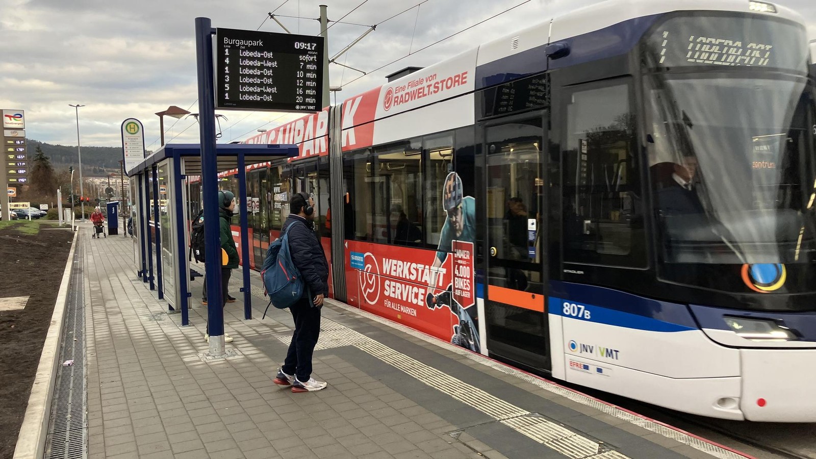 Fahrg-ste-und-Radfahrer-kommen-sich-am-Burgaupark-in-Jena-in-den-Weg-Warum-der-Umbau-keine-L-sung-brachte