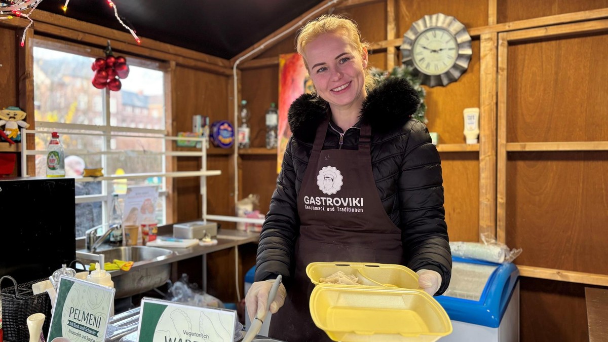 Weihnachtsmarkt Bergedorf, Ilona Krieger verkauft osteuropäische Spezialitäten