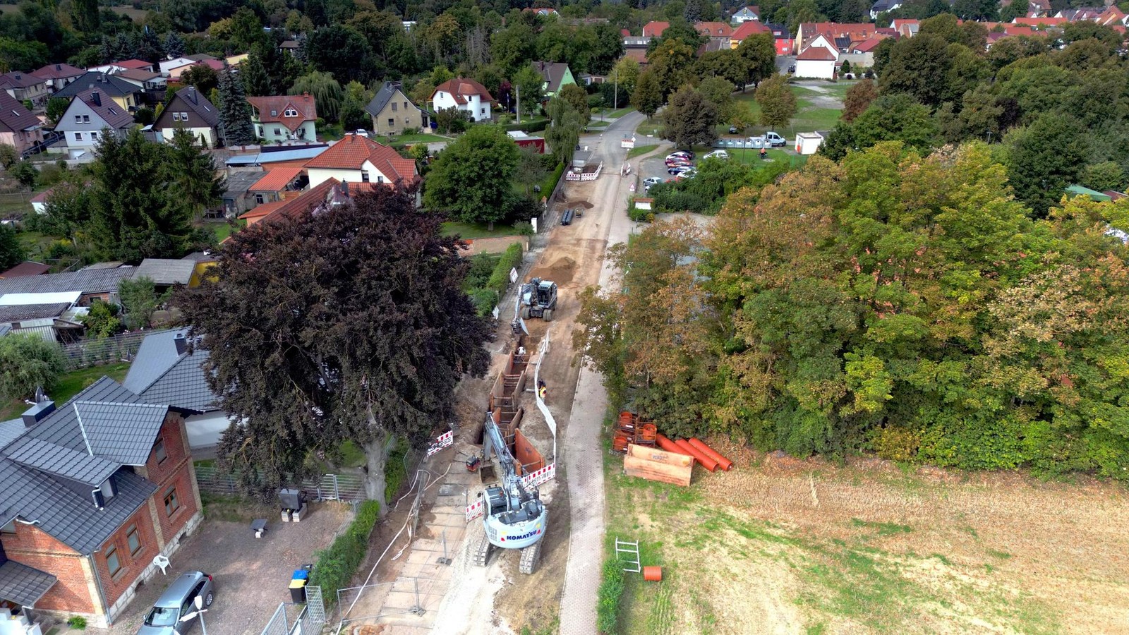 Matsch-Baustelle-im-Kyffh-userkreis-Abwasserrohre-werden-hier-auf-Pf-hle-gesetzt