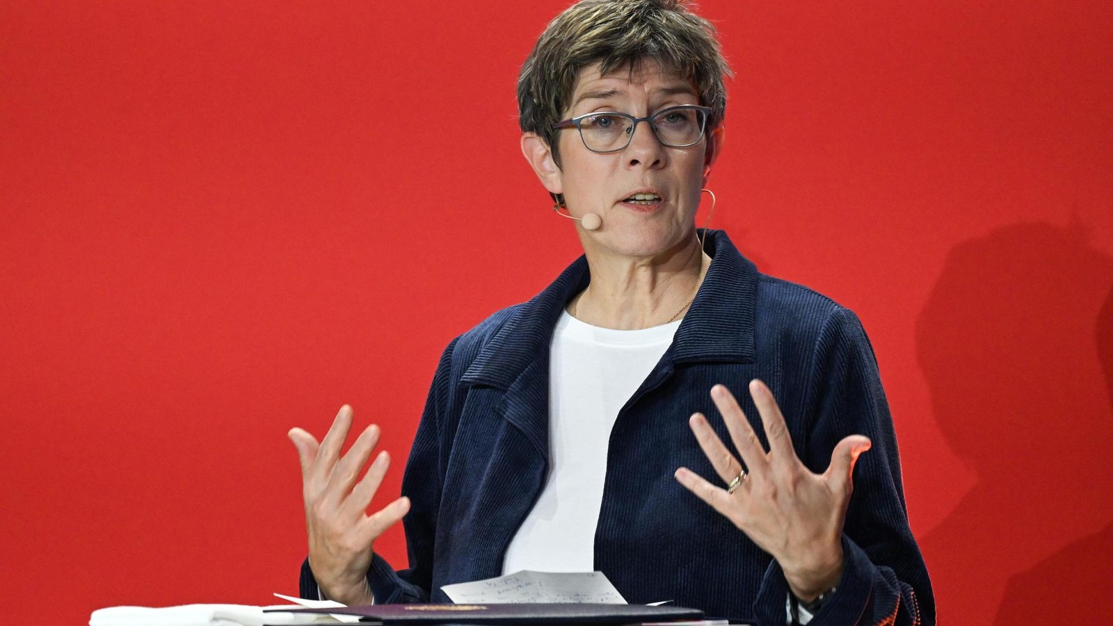 Kramp-Karrenbauer-zur-Chefin-der-Adenauer-Stiftung-gew-hlt-Ohrfeige-f-r-Merz