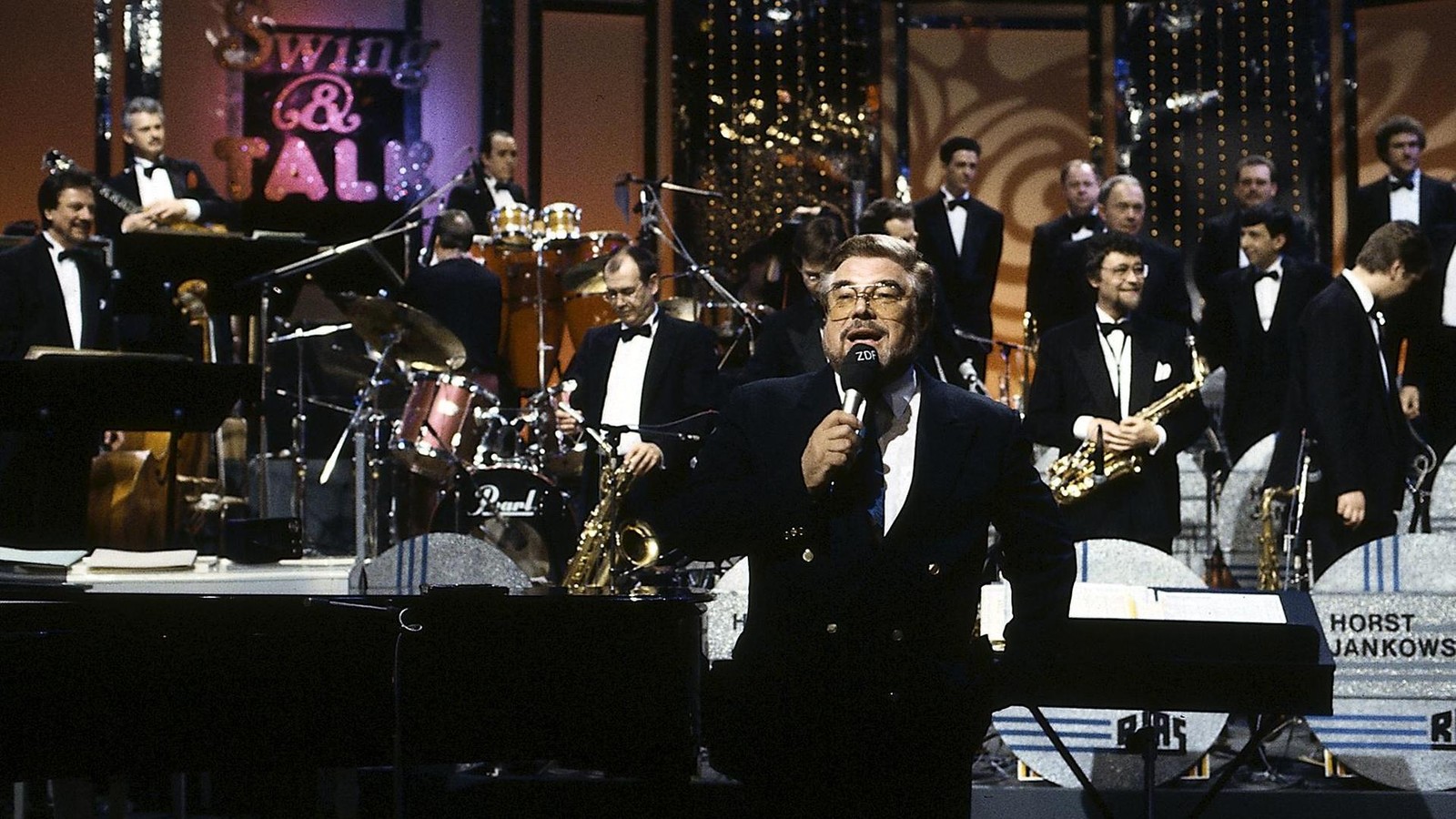 Weihnachtsgeschenk-f-r-Eisenach-Rund-150-Westpakete-landen-im-Musikarchiv