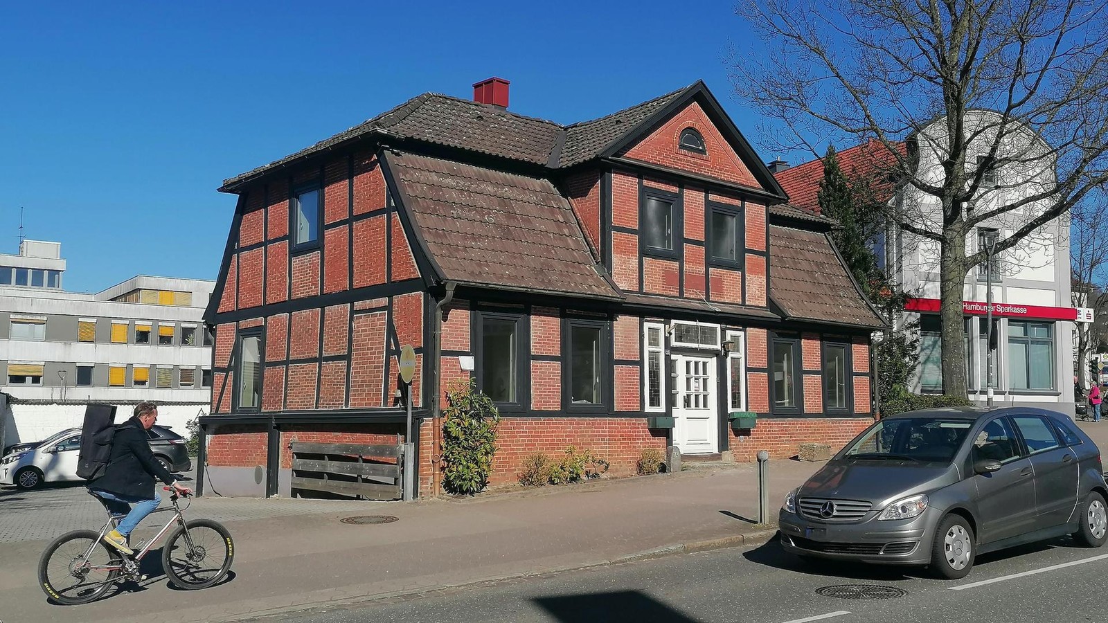 Deutsche-Bank-er-ffnet-B-ro-an-einem-geschichtstr-chtigen-Ort