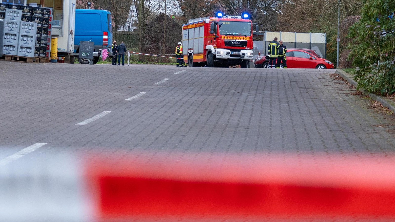 Scheinbar-radioaktives-Paket-sorgt-f-r-Gro-einsatz-bei-Hamburg