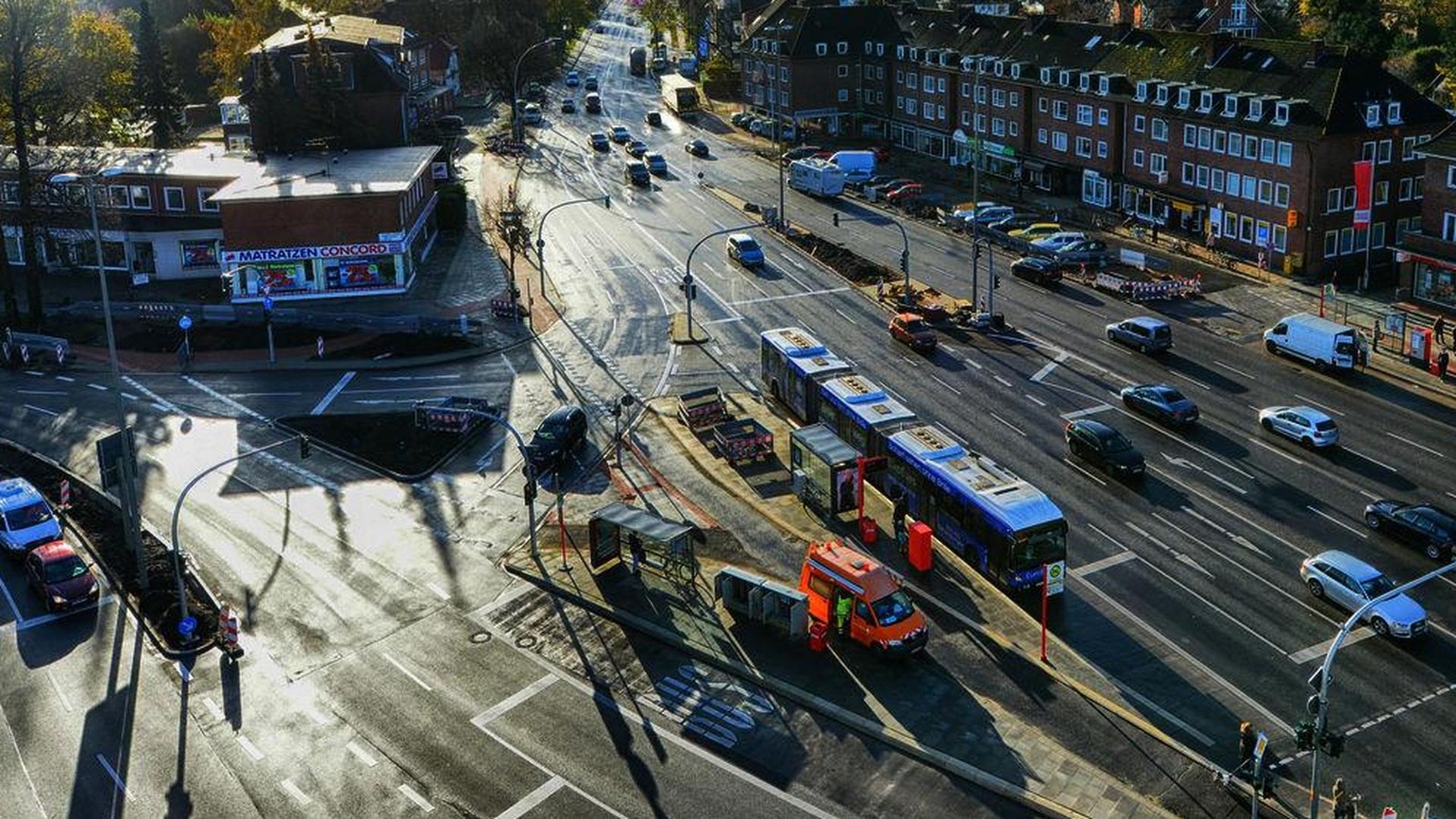 Frau-f-hrt-mit-Auto-gegen-Hauswand-drei-Kinder-ins-Krankenhaus
