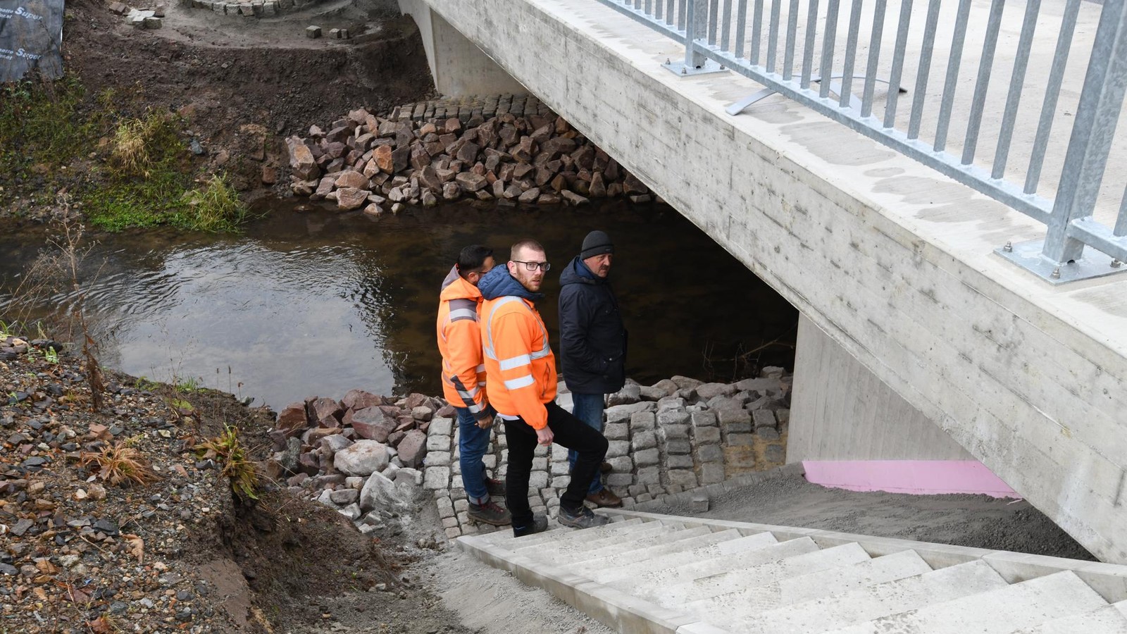 Nach-hartem-Kampf-Diese-neue-Br-cke-im-Saale-Holzland-ist-jetzt-fertiggestellt
