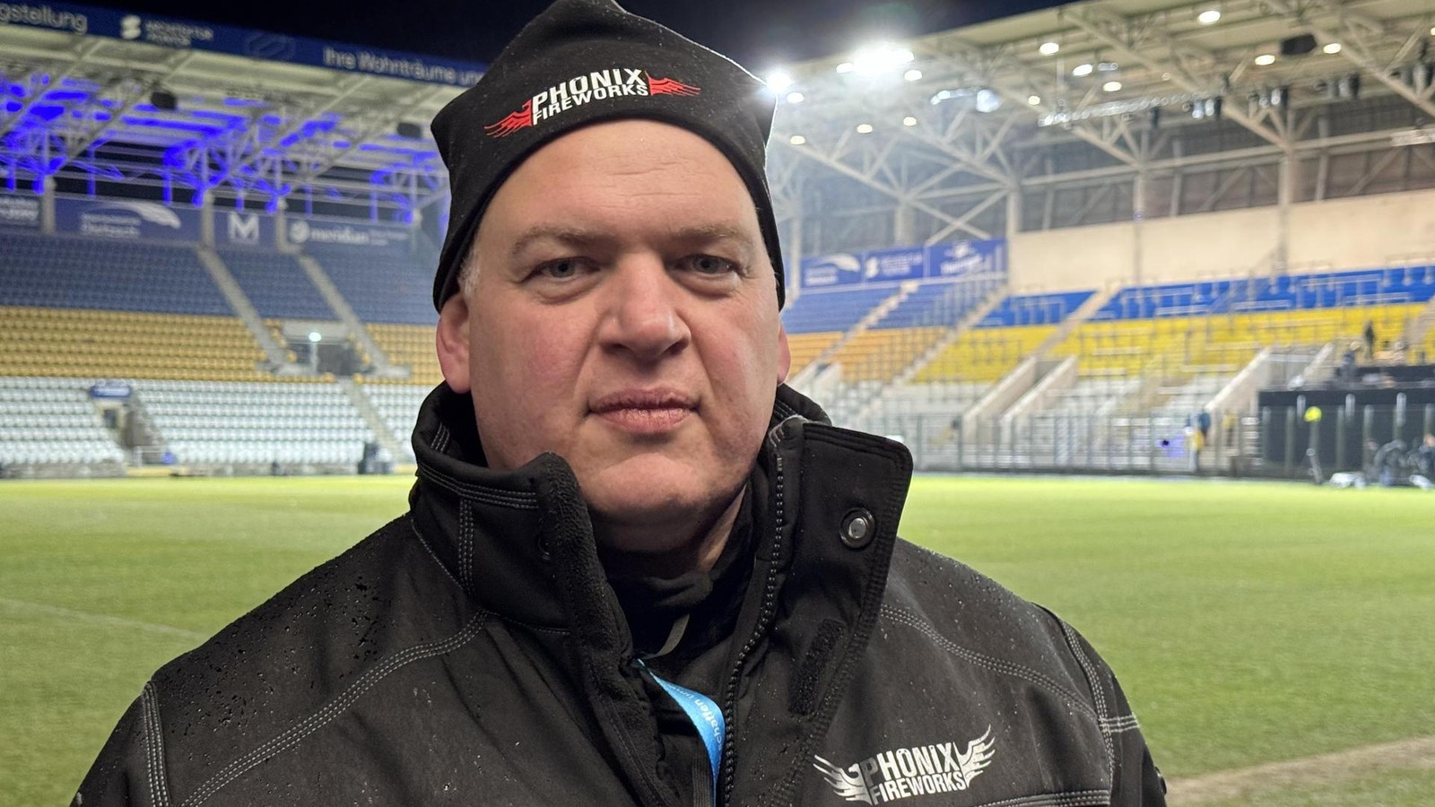 Gro-es-Weihnachtssingen-in-Jena-Pyrotechniker-aus-Landkreis-Greiz-begeistert-mit-Feuerwerk