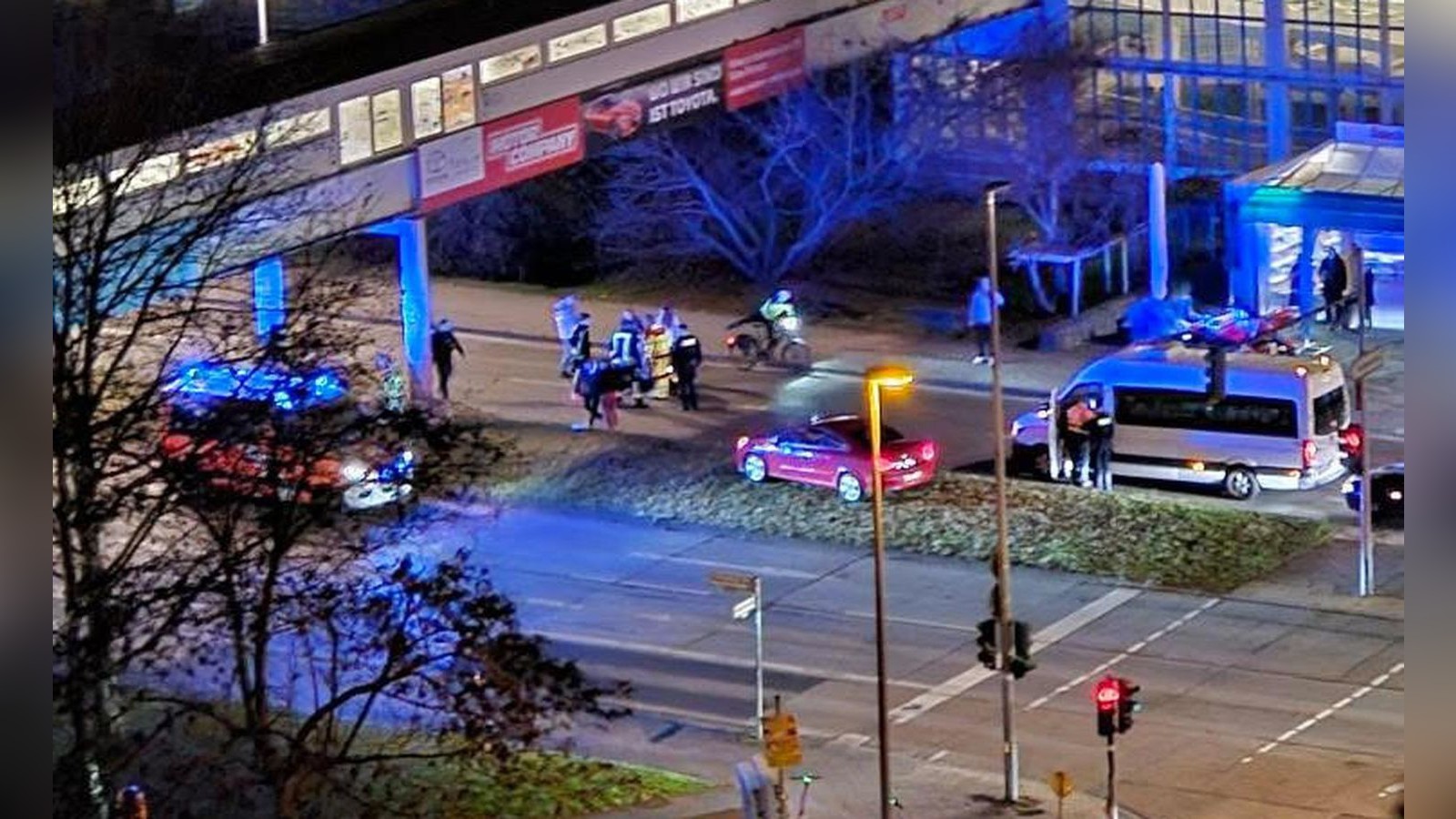 Auto-f-hrt-Fu-g-nger-in-Marzahn-an-Passant-wohl-schwer-verletzt