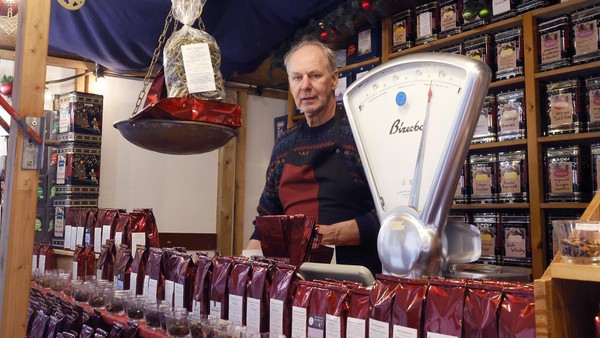 270 Teesorten auf dem Weihnachtsmarkt und ein Experte, der sie erklären kann