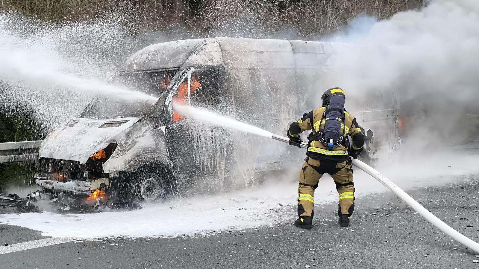 Kleintransporter-geht-im-Saale-Orla-Kreis-pl-tzlich-in-Flammen-auf