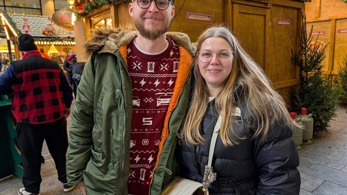 Jan trägt einen Tesla-Pullover und fährt selbst ein Tesla Model Y. Er ist mit seiner Freundin Lea aus Wolfsburg angereist, um Roboter Optimus live in der Mall of Berlin zu sehen. Lea und Jan Tesla Optimus