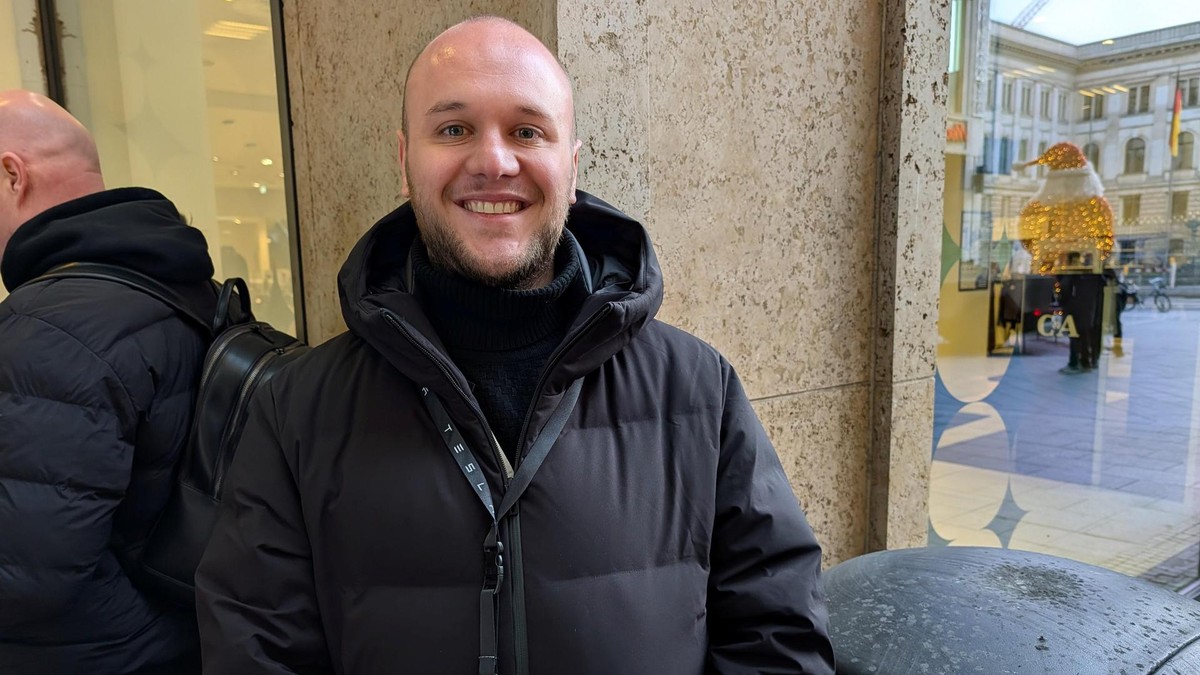 Sebastian Andreas Nikolaus will 2026 die NGO Honeybadger gründen. Er hofft, dass Roboter dazu beitragen den Welthunger zu beenden. Sebastian Andreas Nikolaus