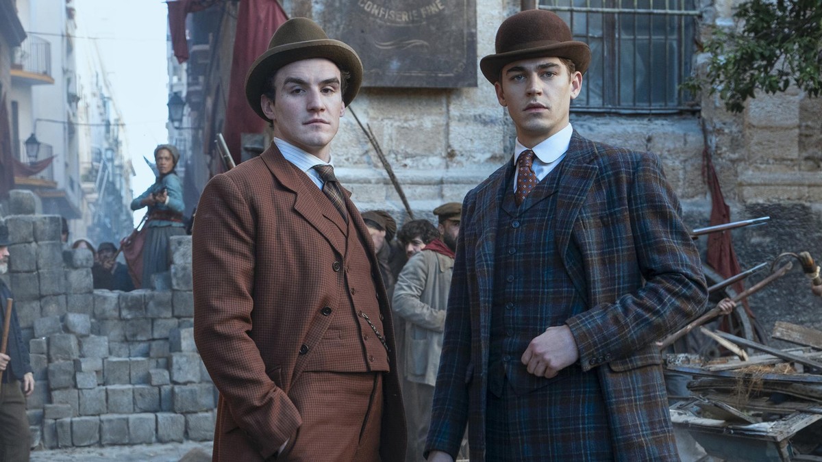 Dónal Finn (Professor Moriarty/l.) und Hero Fiennes Tiffin als Sherlock Holmes (r.) sind ab dem 4. März bei Prime Video zu sehen.