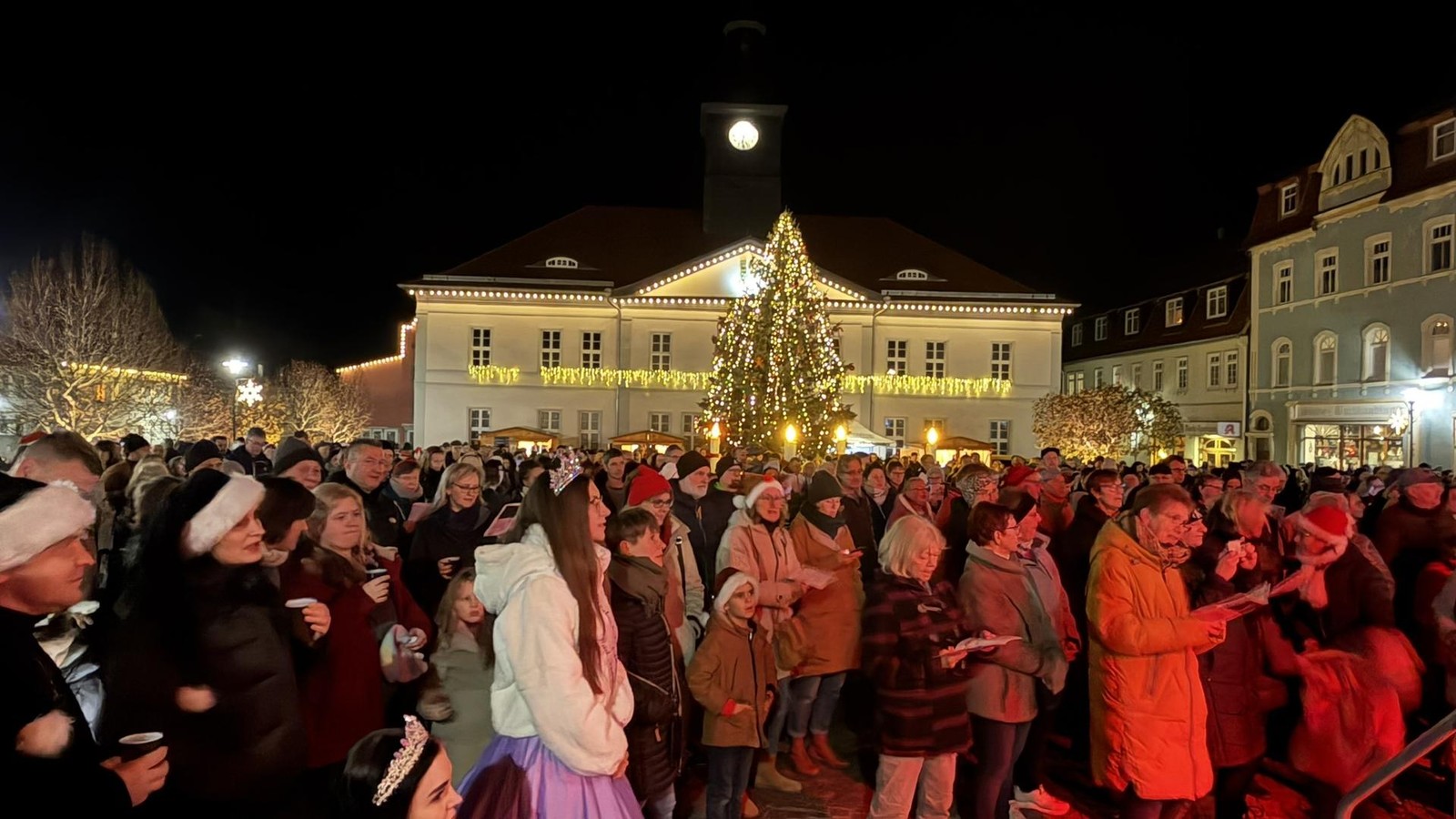 Gemeinsam-singen-Menschen-im-Kyffh-userkreis-ein-neues-Weihnachtslied-f-r-ihre-Stadt