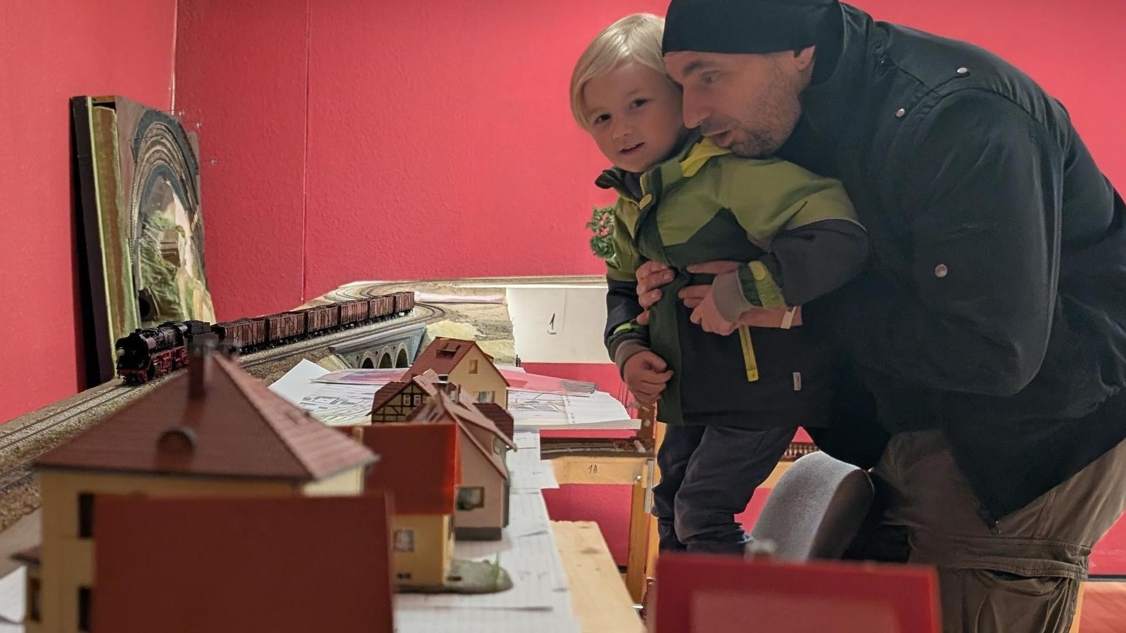 Enthusiasten-mit-Modelma-en-Willkommen-in-der-Eisenacher-Schattenwelt