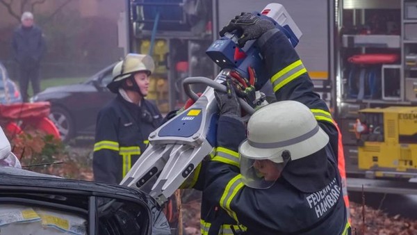 Gegen Baum geprallt – Frau nach Irrfahrt mit Auto lebensgefährlich verletzt