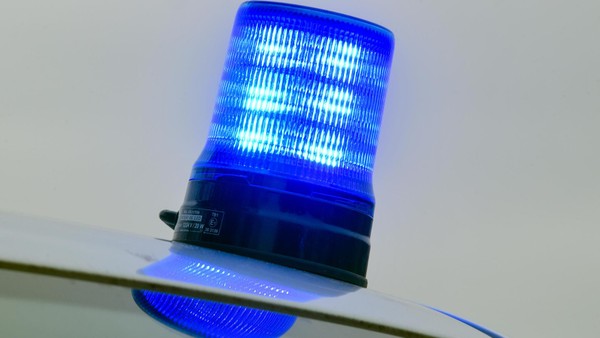 Auto beschädigt Ampel bei Unfall in Salzgitter - leichtverletzte Frau