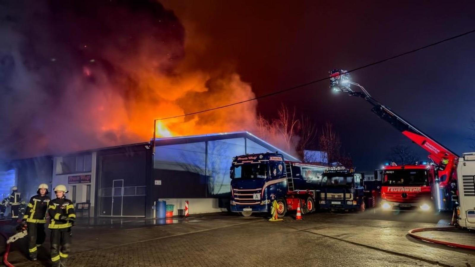 Gro-feuer-in-Lagerhalle-einer-Spedition-ber-100-Feuerwehrleute-im-Einsatz