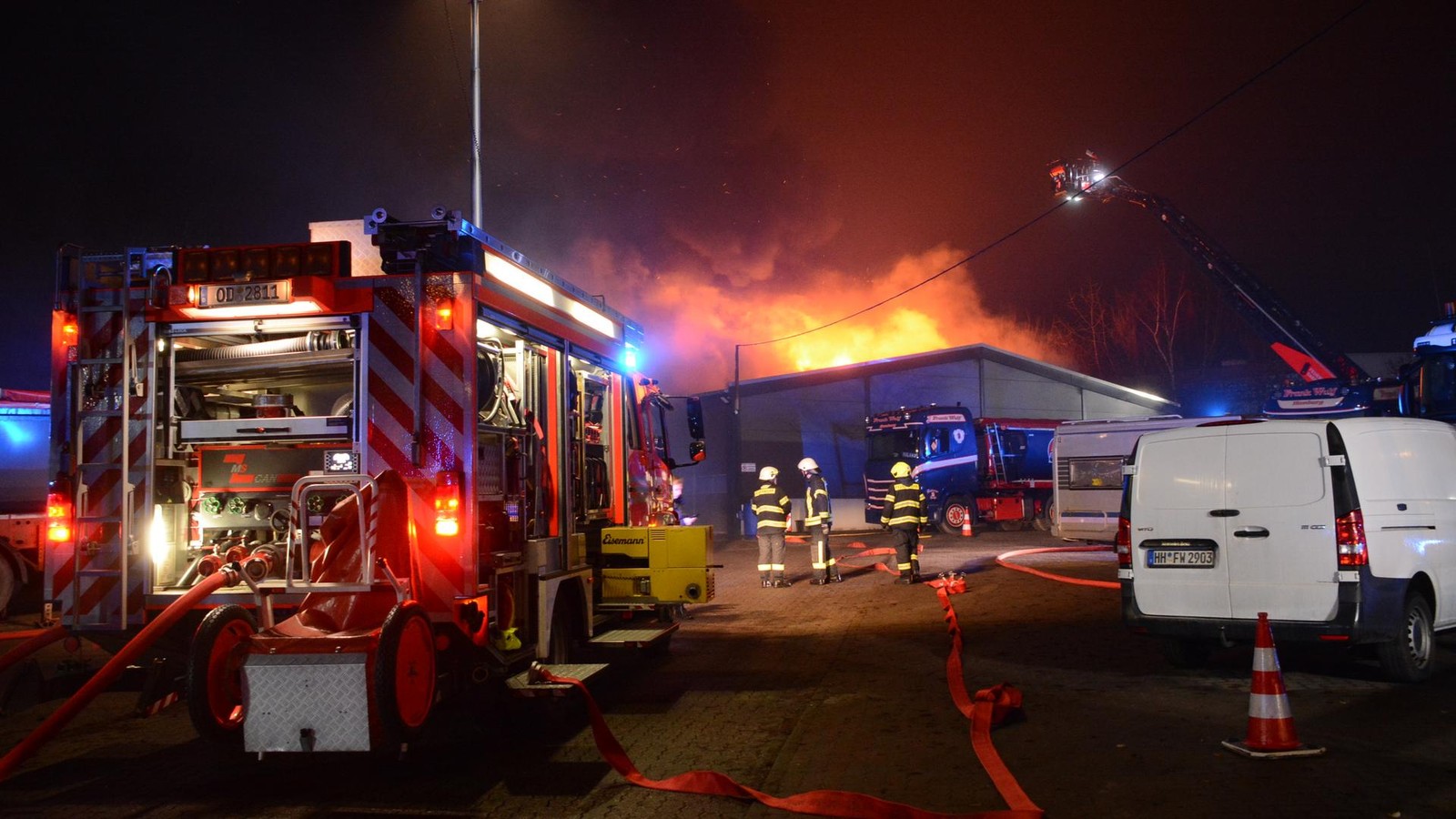 Gro-brand-in-Lagerhalle-Stundenlanger-Einsatz-und-Warnung-auch-f-r-Hamburg