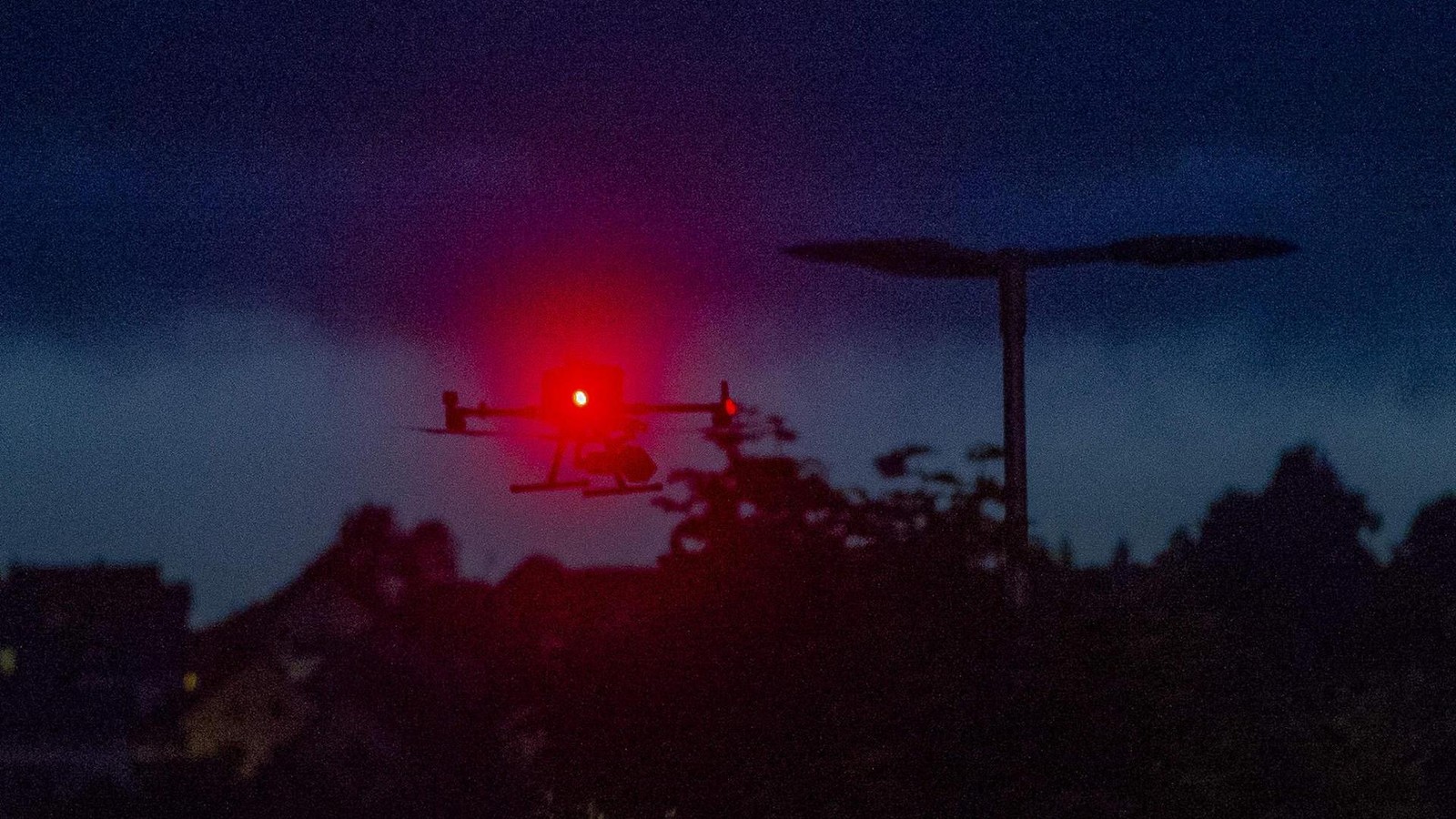 Auto-kollidiert-mit-Baum-Fahrer-nach-Unfall-in-S-dth-ringen-verschwunden