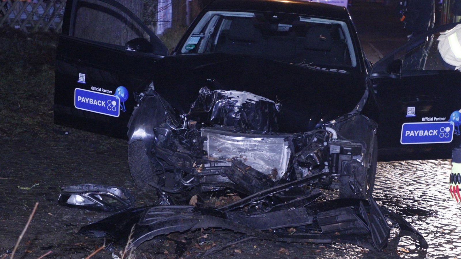 Carsharing-Auto-kracht-in-Wartenberg-gegen-Baum-zwei-Leichtverletzte